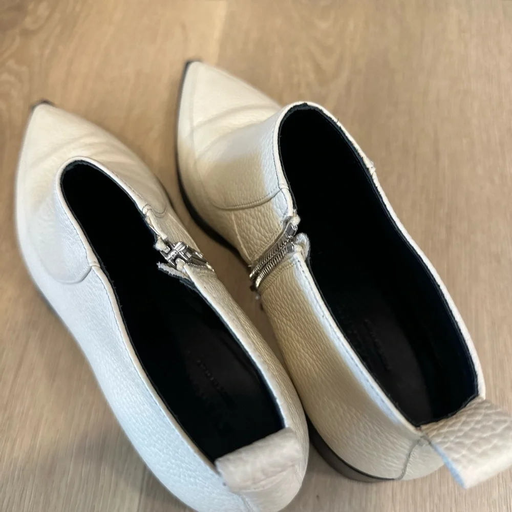 Everlane step out